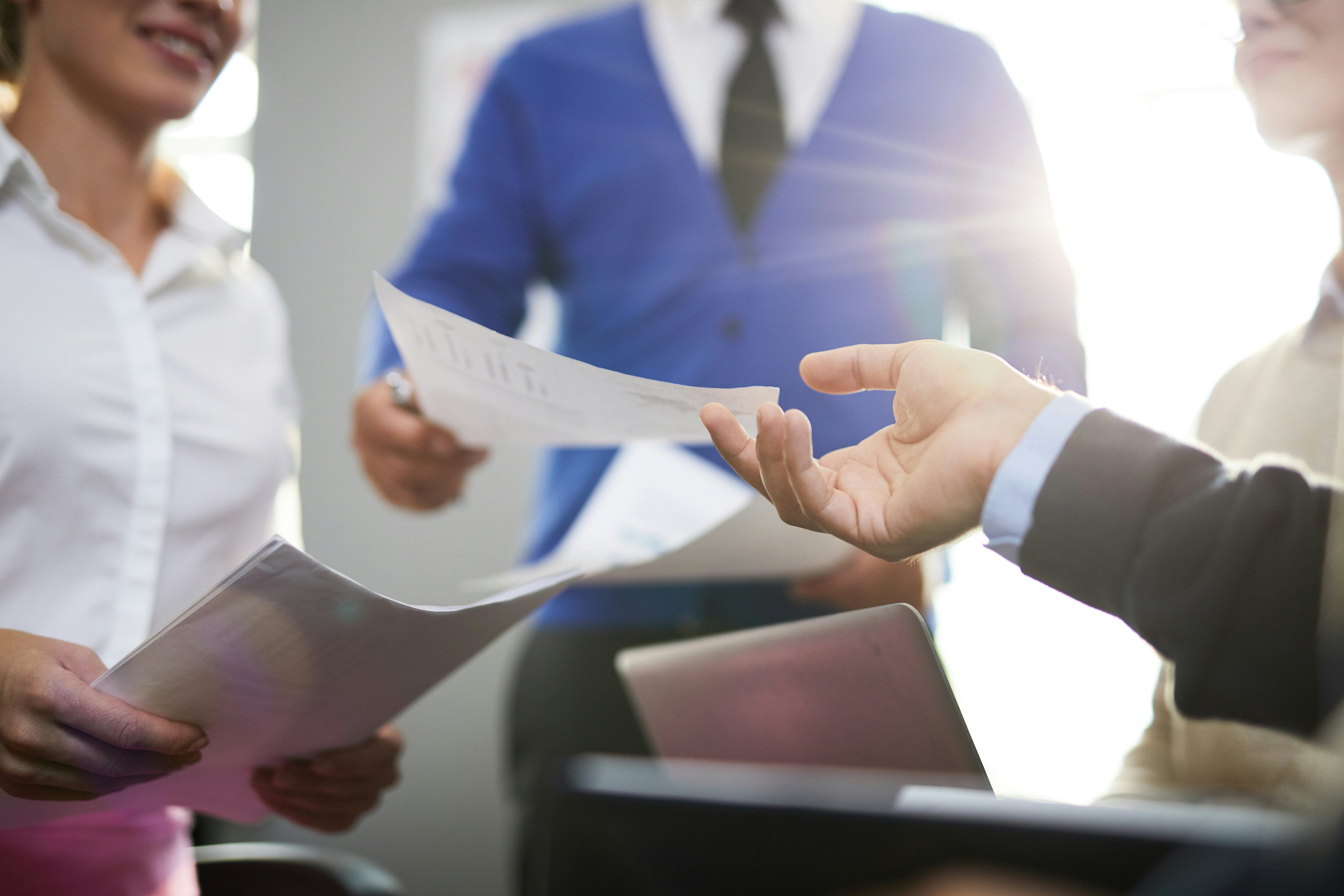 Teanc de fluturași de salariu tipăriți pe hârtie, pe un birou